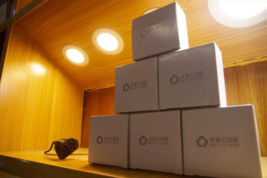 卓亞云智能家居體驗(yàn)館入駐鄭州紅街建材城，在場(chǎng)體驗(yàn)客戶摩肩接踵！